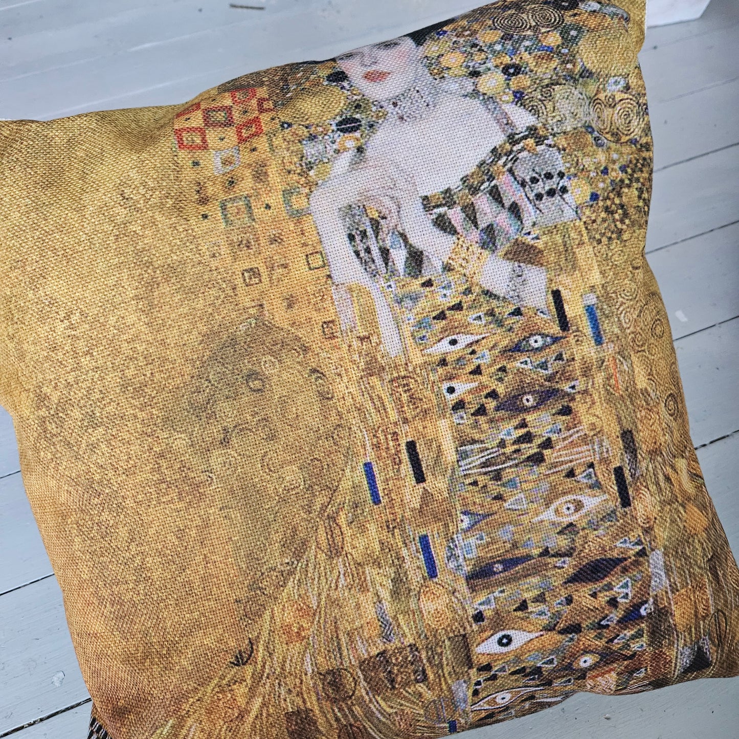Kudde med en av Gustav Klimts vackra tavlor som motiv. Den här heter Porträtt av&nbsp;Adele Bloch-Bauer.  Obs! Det är ett kuddfodral utan innerkudde. 🙂