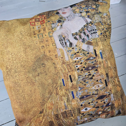 Kudde med en av Gustav Klimts vackra tavlor som motiv. Den här heter Porträtt av&nbsp;Adele Bloch-Bauer.  Obs! Det är ett kuddfodral utan innerkudde. 🙂